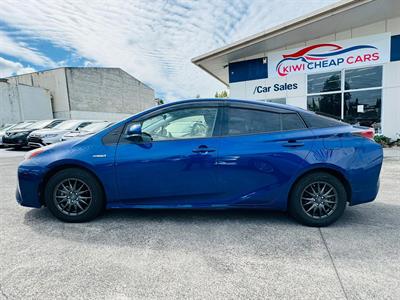 2016 Toyota Prius - Thumbnail