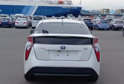 2017 Toyota Prius - Thumbnail