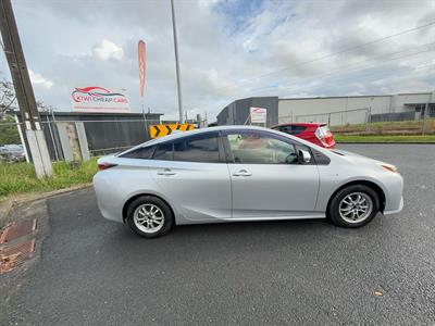 2016 Toyota Prius - Thumbnail