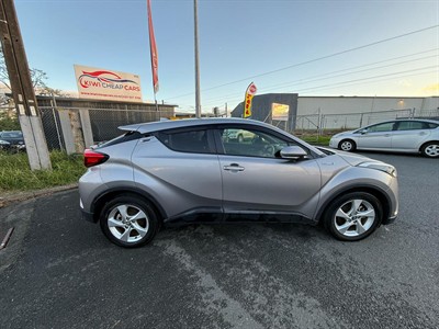 2017 Toyota C-HR - Thumbnail